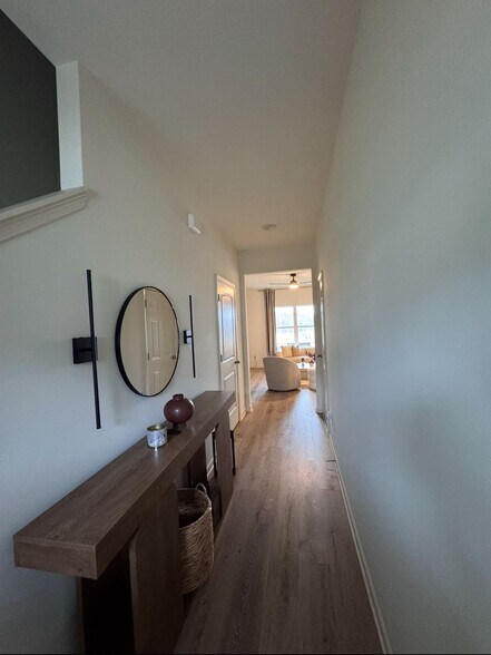 Building Photo - 245 Chelsea Park Cir