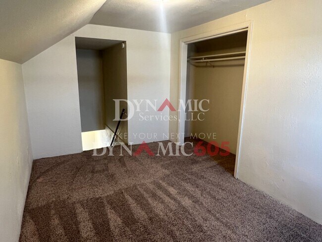Building Photo - Upper Level 1 Bedroom, 1 Bathroom - Landlo...