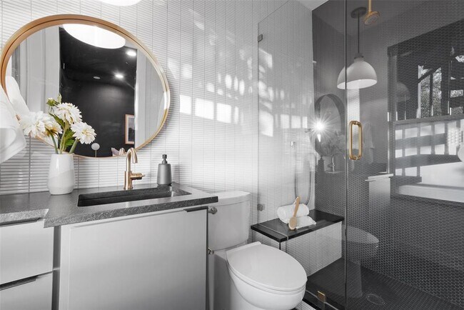 Building Photo - 2209 Rae Dell Ave