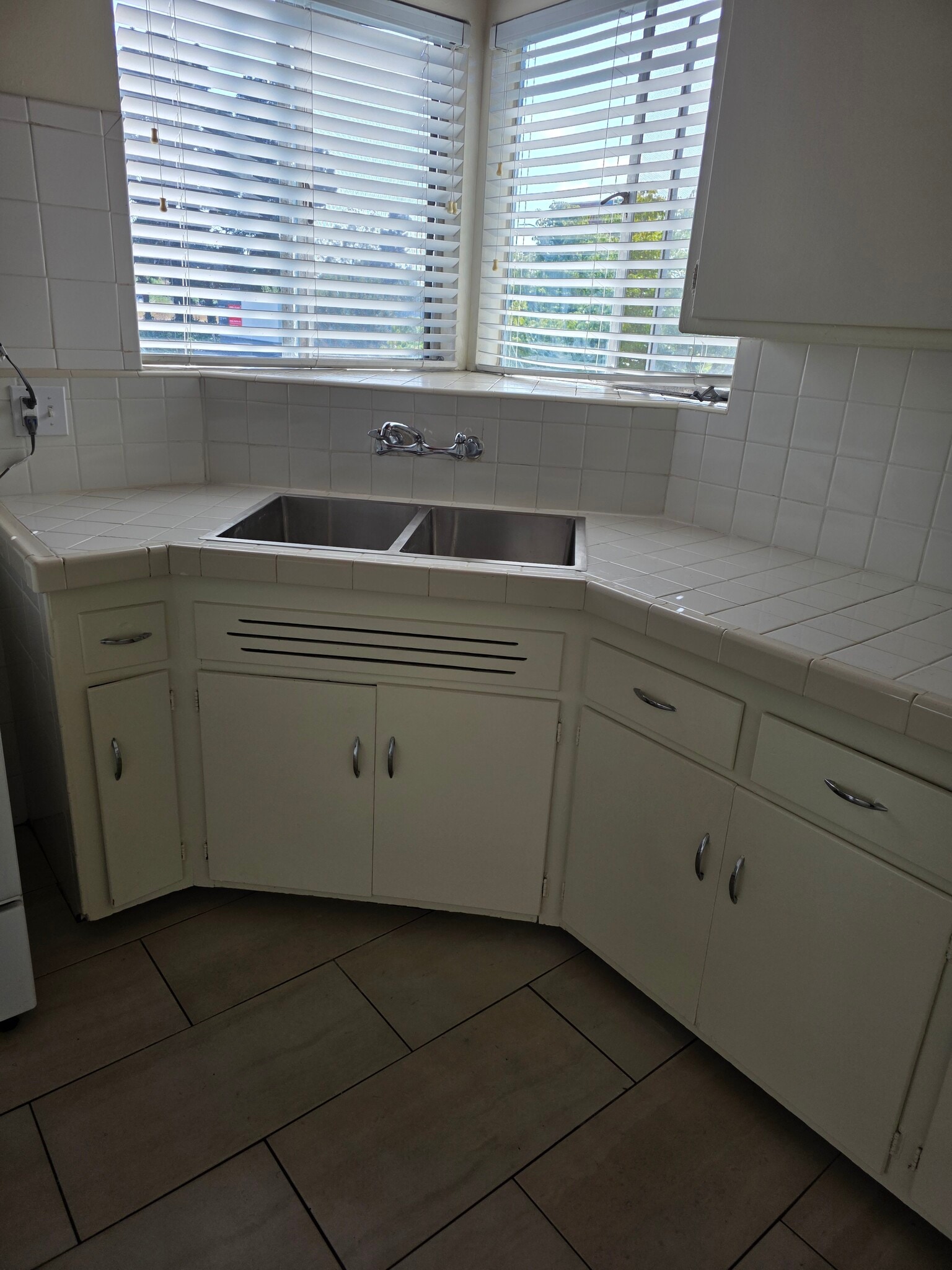 Kitchen - 2330 Carmelina S Ave