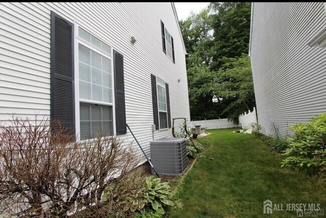 Building Photo - 96 Marion Dr