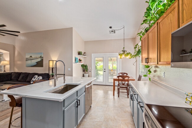 Building Photo - 543 S Wildrose