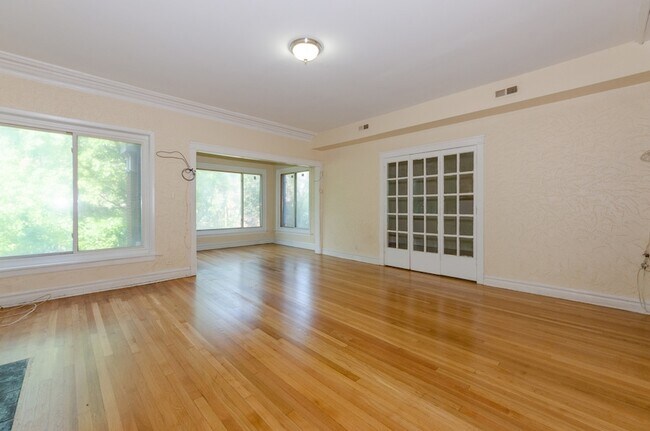 Building Photo - 5123 S Ingleside Ave