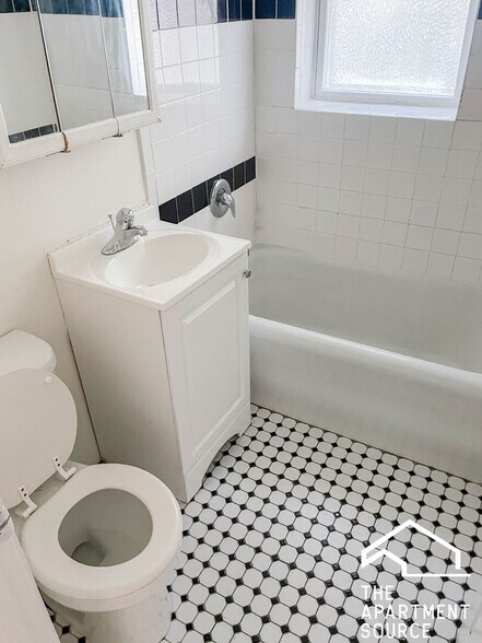 Building Photo - 3915 N Pine Grove Ave