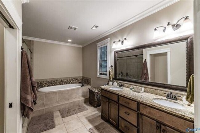 Building Photo - 1716 NE Wellman Ave