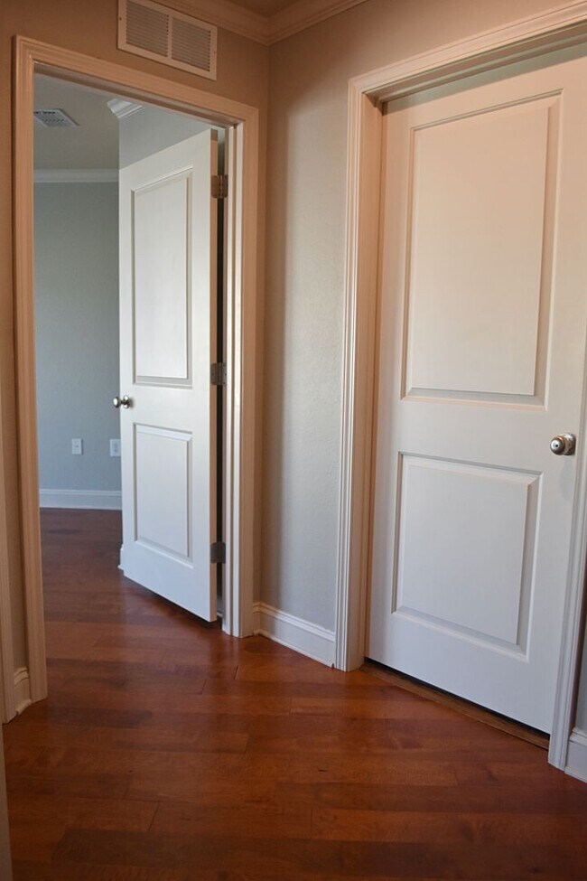 Building Photo - Freshly updated 3 Bedroom 2.5 Bath Townhouse 1 Car Garage available 3/1