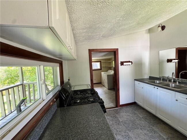 Building Photo - 345 Brewster St