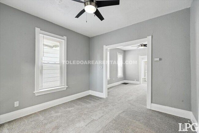 Building Photo - 365 Burger St