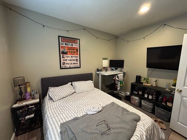 Building Photo - 205 Waller Ave