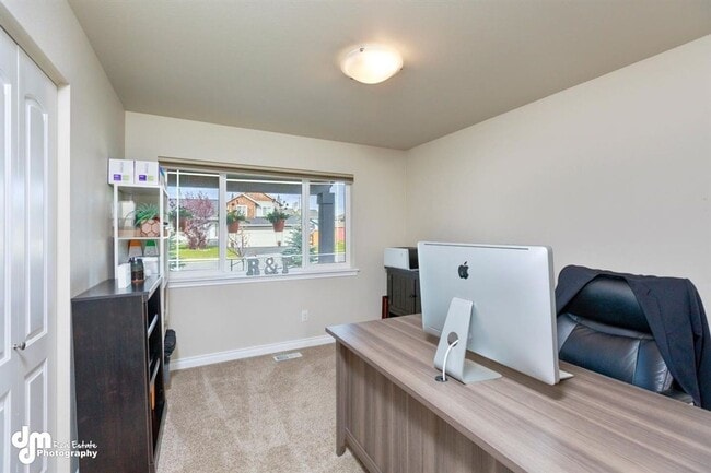 Building Photo - Gorgeous 4 Bedroom Home in West Park!