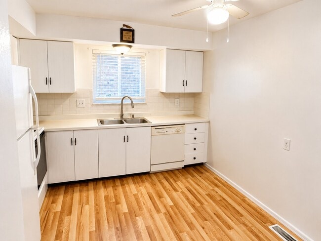 Building Photo - 10065 Puttington Dr