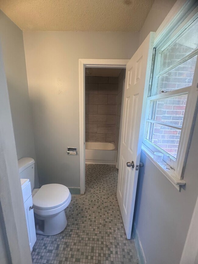 Building Photo - Newly Renovated Southlawn Home