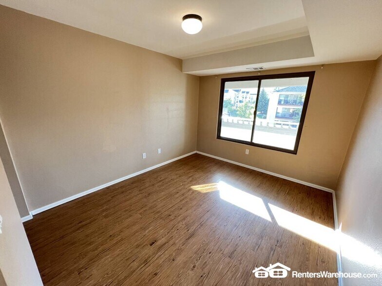 Building Photo - 12093 W Cross Dr