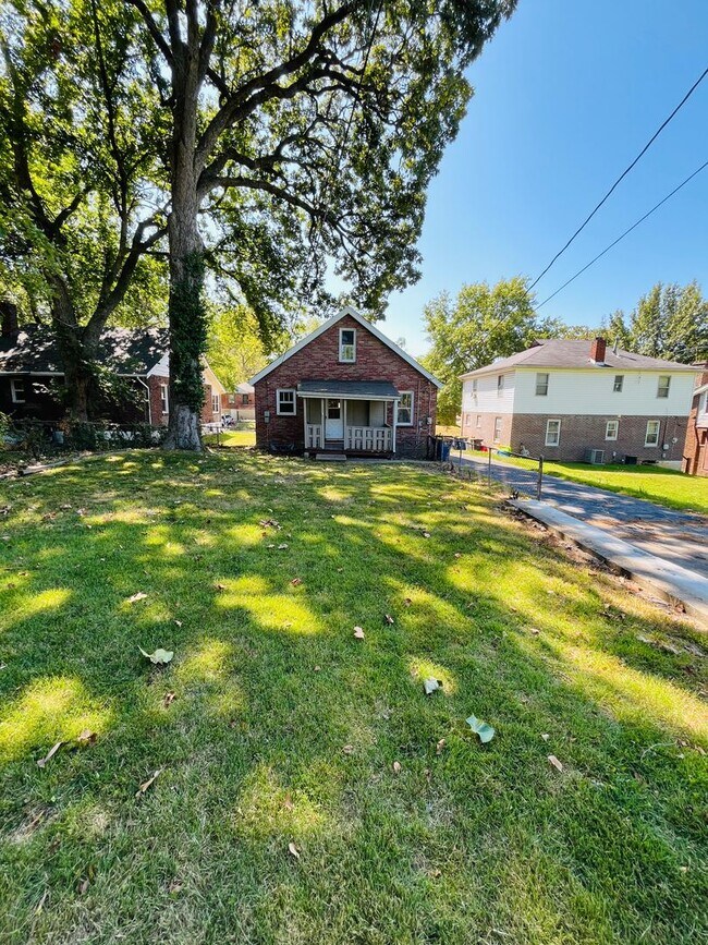 Building Photo - 3 Bed 1 Bath - Harwood Floors