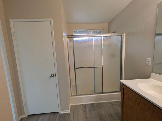 Building Photo - Beautiful 3 bedroom home