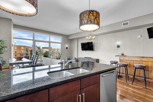 Building Photo - 106 W Seeboth St