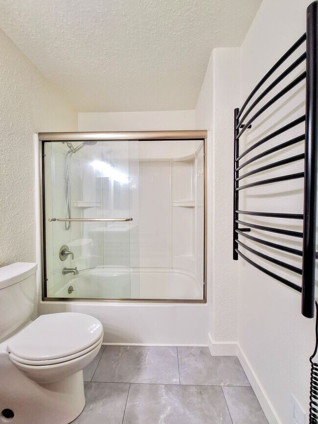 Building Photo - Beautiful Second Floor 3bd Condo w/Detached Garage & Pool