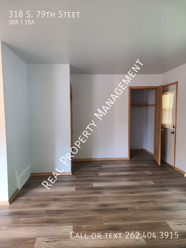 Building Photo - 318 S 79th St