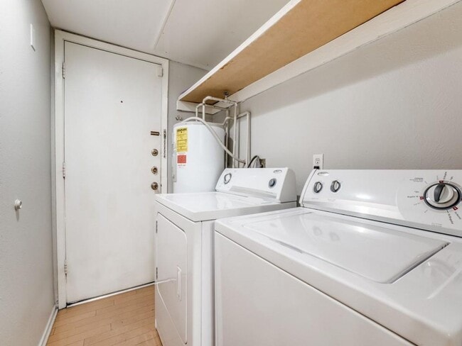 Building Photo - 2 Bedroom Townhome by SMU with a Pool!