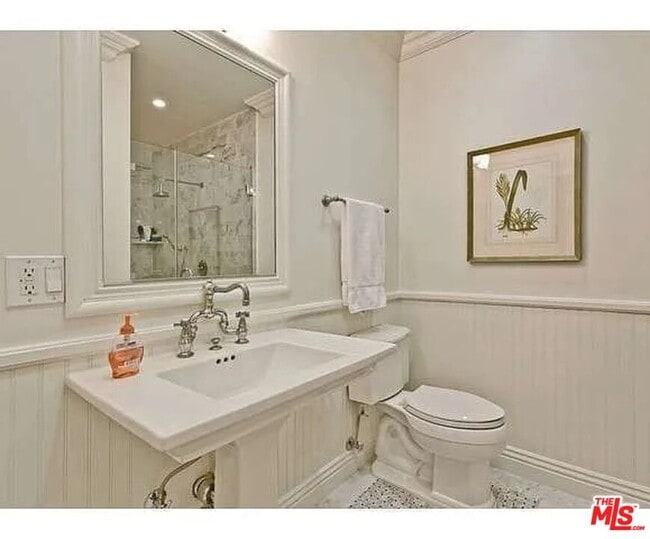 Building Photo - 580 N Kenter Ave