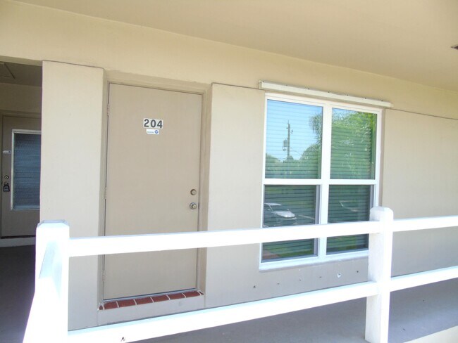 Building Photo - 309 Circle Dr S