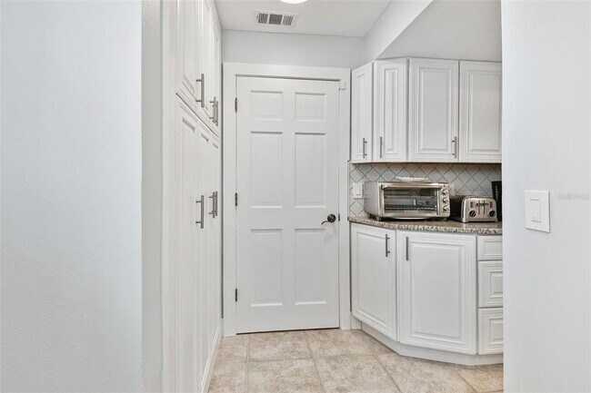 Building Photo - 2822 W Vina Del Mar Blvd