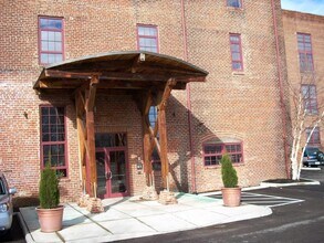 Building Photo - 1 BR / 1 BA Fabulous, One Bedroom in Manchester, Available June 1st!