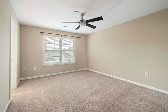 Building Photo - Located in Highland Creek