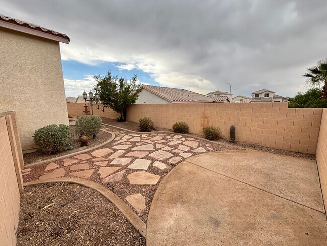 Building Photo - Modern 3Bed/3Bath Two Story Home located i...