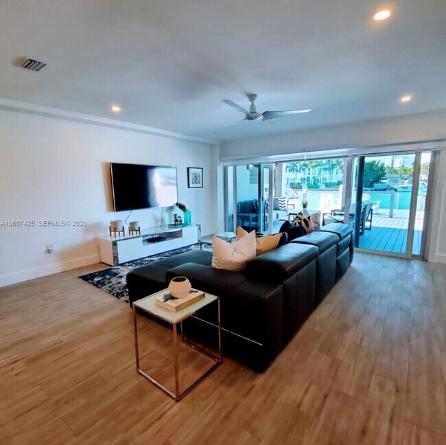 Building Photo - Beautiful waterfront townhouse in the heart of Miami