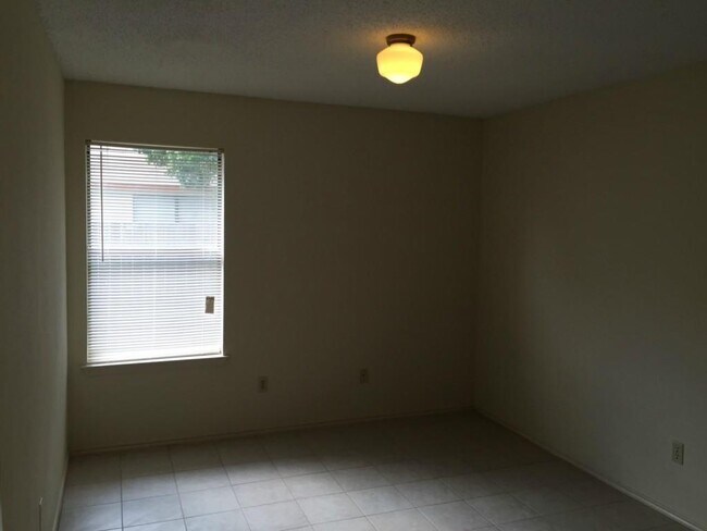 Building Photo - 607 Luther Dr