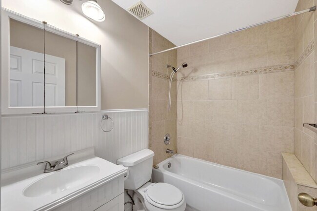 Building Photo - Stunning 3BR/2BA Home with 2-Car Garage & ...