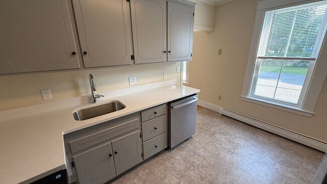 Building Photo - Lovely, 2 Story Apartment Triplex within W...