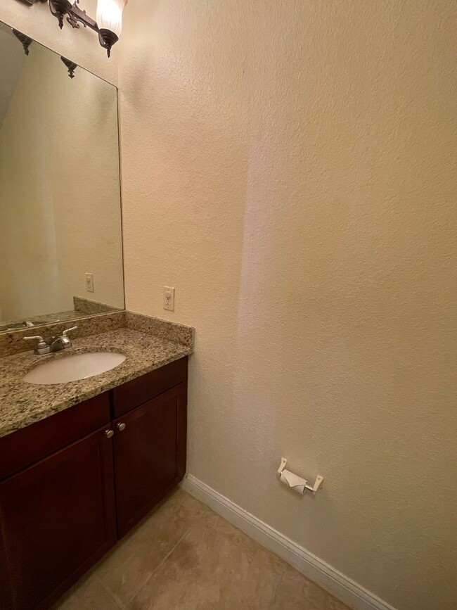 Building Photo - BEAUTIFUL 2 Bedroom 2.5 Bathroom with an o...