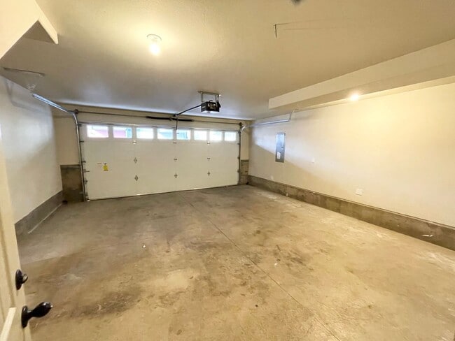 Building Photo - 4 Bedroom Home near Orenco Station!!