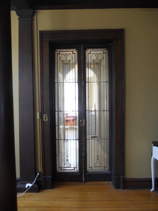 Living Room doors to kitchen area - 627 Ripley St