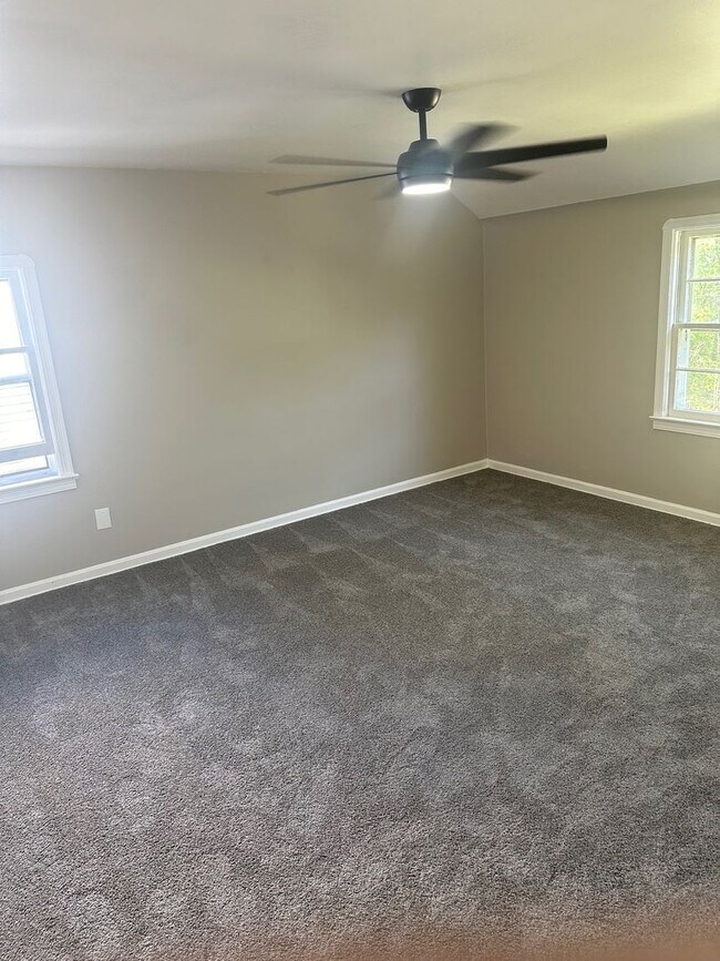 Building Photo - Stunning South Euclid 3 Bedroom