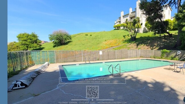 Building Photo - Beautifully 3BR Townhome with Huge Loft St...