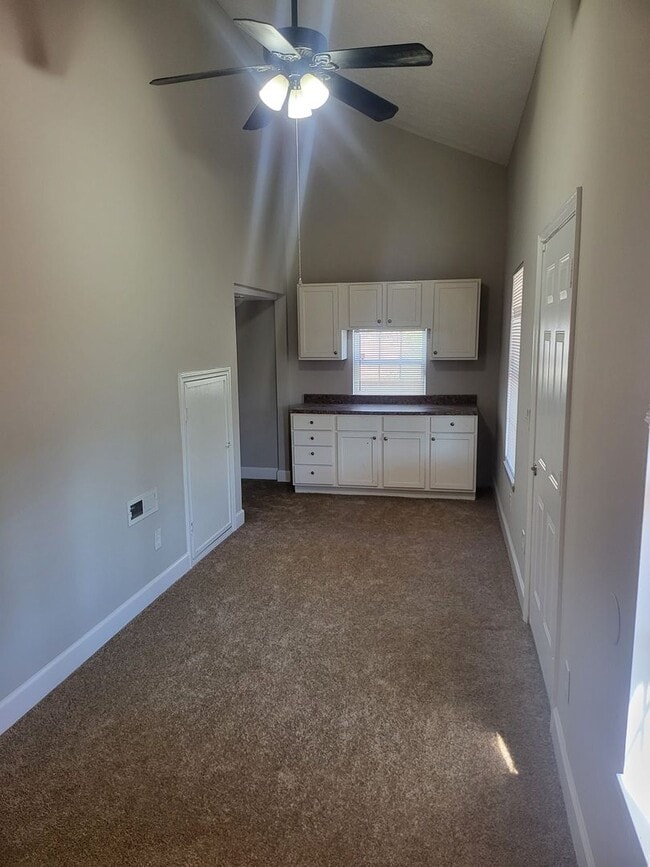 Building Photo - Nice three bedroom with bonus room in Laverne