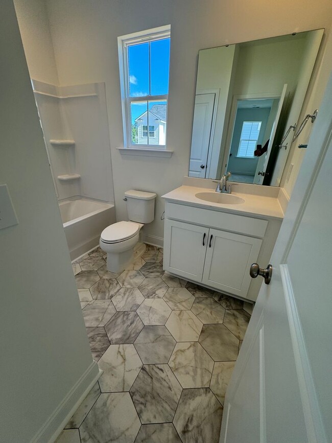 Building Photo - 3 Bedroom 2.5 Bath House in Hawthorne Land...