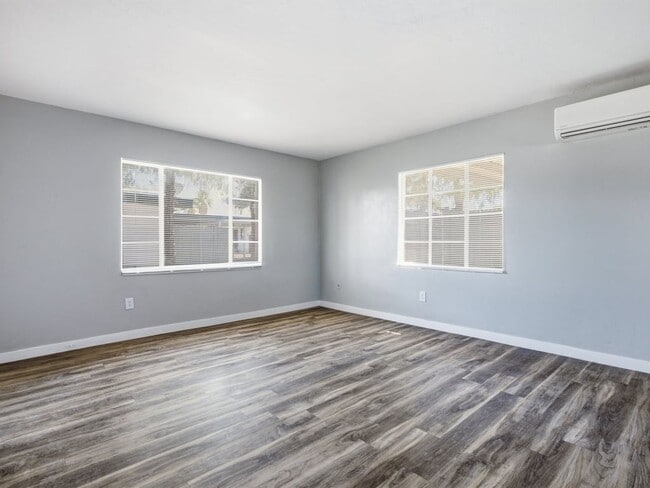Building Photo - 2 Bed 1 Bath with covered parking!
