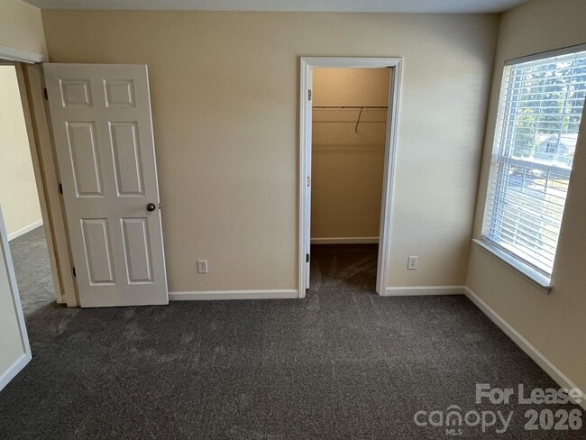 Building Photo - 242 Summit Park Ct