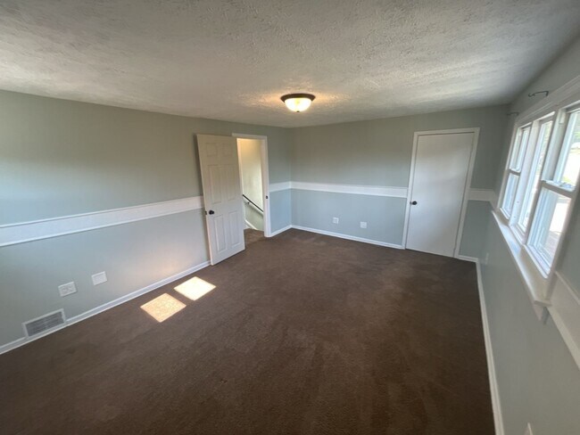 Building Photo - Charming 2-Bedroom Property in Prime Location