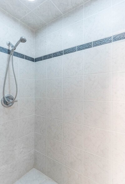 Master bathroom shower - 1800 Hilltop Dr