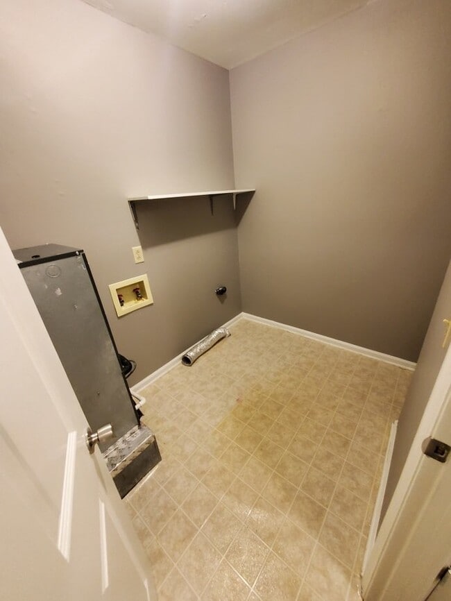 Building Photo - Spacious 3BR/2.5BA Townhouse in The Maples...