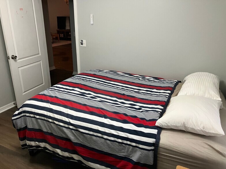 Building Photo - 2221 NW 24th Ter