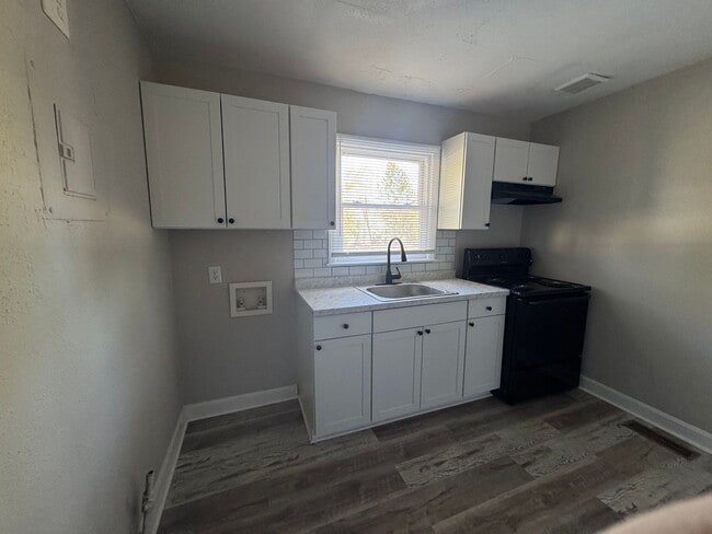 Building Photo - 2 bed 1 bath dupex