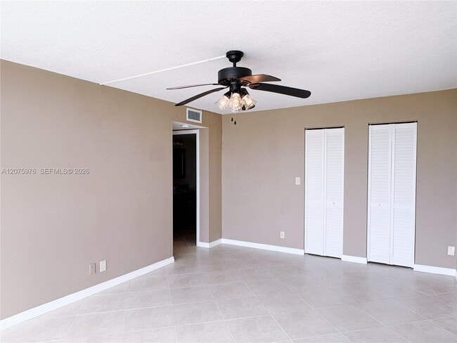 Building Photo - 800 Parkview Dr