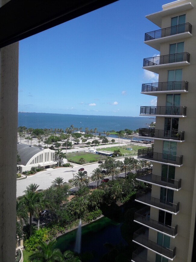 Building Photo - DOWNTOWN SARASOTA ANNUAL TURNKEY FURNISHED...
