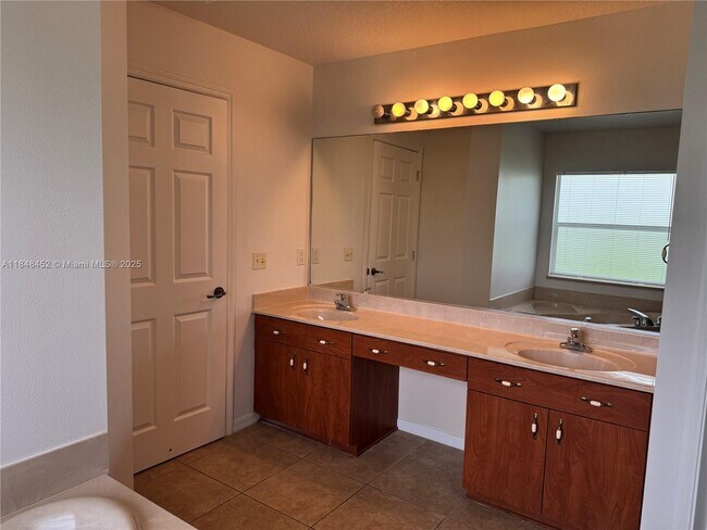 Building Photo - 13755 SW 48th Ct